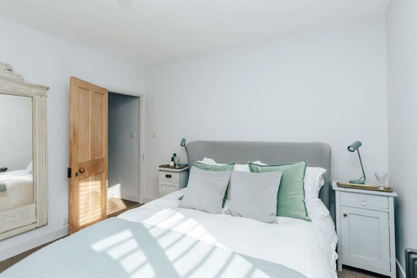 House | 2 bedrooms, desk