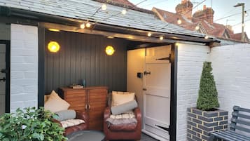 House | 2 bedrooms, desk