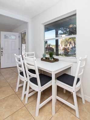 Dining - A Getaway on Walnut (Tampa)