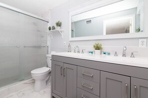 Bathroom - A Getaway on Walnut (Tampa)