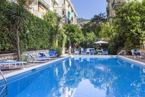 Piscina stagionale all'aperto, lettini