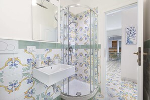 Apartment, 2 Schlafzimmer, Poolzugang, Meerblick | Badezimmer | Dusche, Haartrockner, Bidet, Handtücher