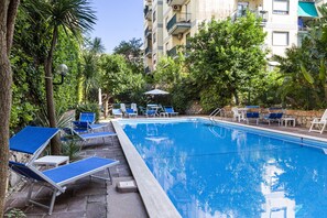 Seasonal outdoor pool, open 10:00 AM to 6:00 PM, pool loungers - Estate4home- Casa Maridea (Sorrento)