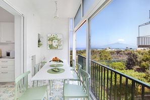 Appartamento, 2 camere da letto, fumatori, accesso alla piscina | Area soggiorno | Smart TV 40 pollici con canali satellitari, TV