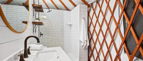 Chalet rustique, 1 chambre | Salle de bain | Serviettes fournies