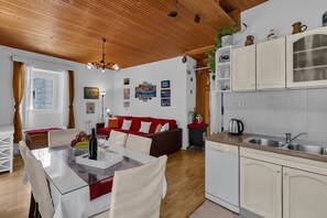 Apartment (Three Bedroom Apartment with Balcony) | Dining room - Apartments Kata (Makarska)