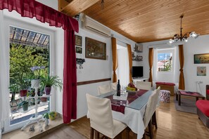 Apartment (Three Bedroom Apartment with Balcony) | Dining room