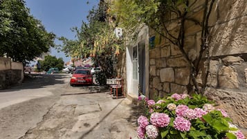 Estudio (Studio Apartment) | Exterior