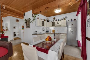 Appartement (Three Bedroom Apartment with Balcony) | Cuisine privée