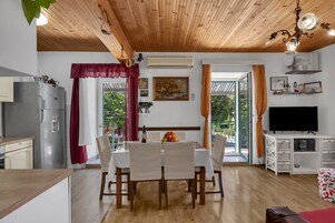 Apartment (Three Bedroom Apartment with Balcony) | Dining room