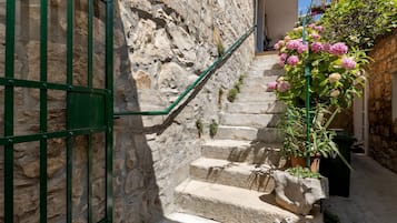 Căn hộ (Three Bedroom Apartment with Balcony) | Ngoại thất