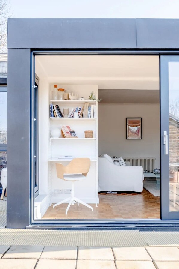 Apartamento básico, 2 camas dobles | 2 dormitorios y espacio para trabajar con un portátil