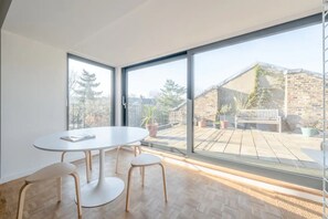 Apartamento básico, 2 camas dobles | Restauración