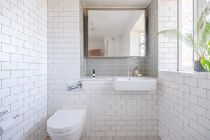 Apartamento básico, 2 camas dobles | Baño | Toallas, jabón, champú y papel higiénico