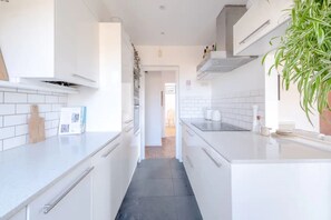 Apartamento básico, 2 camas dobles | Cocina privada | Frigorífico, microondas, horno y placa de cocina