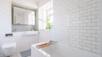 Basic Apartment, 2 Double Beds | Bathroom