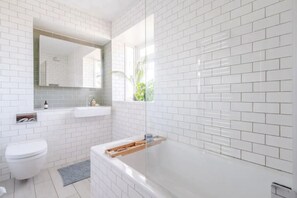 Basic Apartment, 2 Double Beds | Bathroom - Peaceful 2 Bedroom Flat With Roof Terrace - Hackney (London)