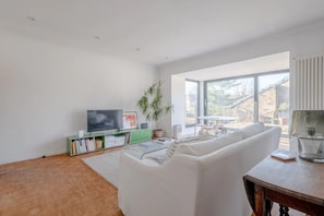 Appartement de base, 2 lits doubles | Aire de séjour | Téléviseur