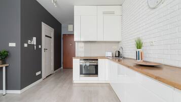 Dishwasher, cookware/dishes/utensils