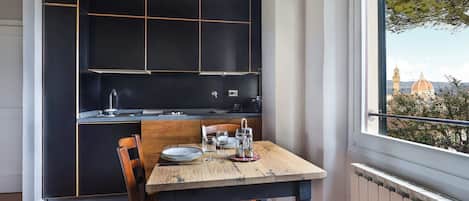 Appartamento Basic, 1 letto queen con divano letto | Cucina privata | Frigorifero, piano cottura, bollitore elettrico, tostapane