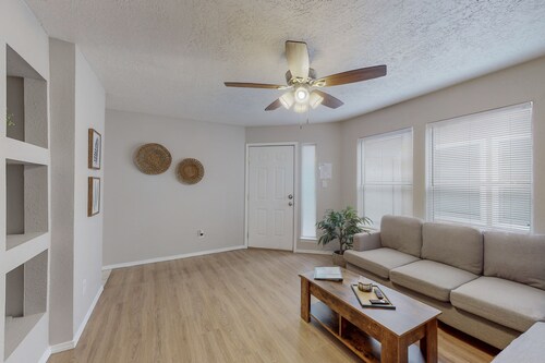 Gated Uptown Condo, 2bd/1ba, KING bed added
