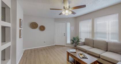 Gated Uptown Condo, 2bd/1ba, KING bed added