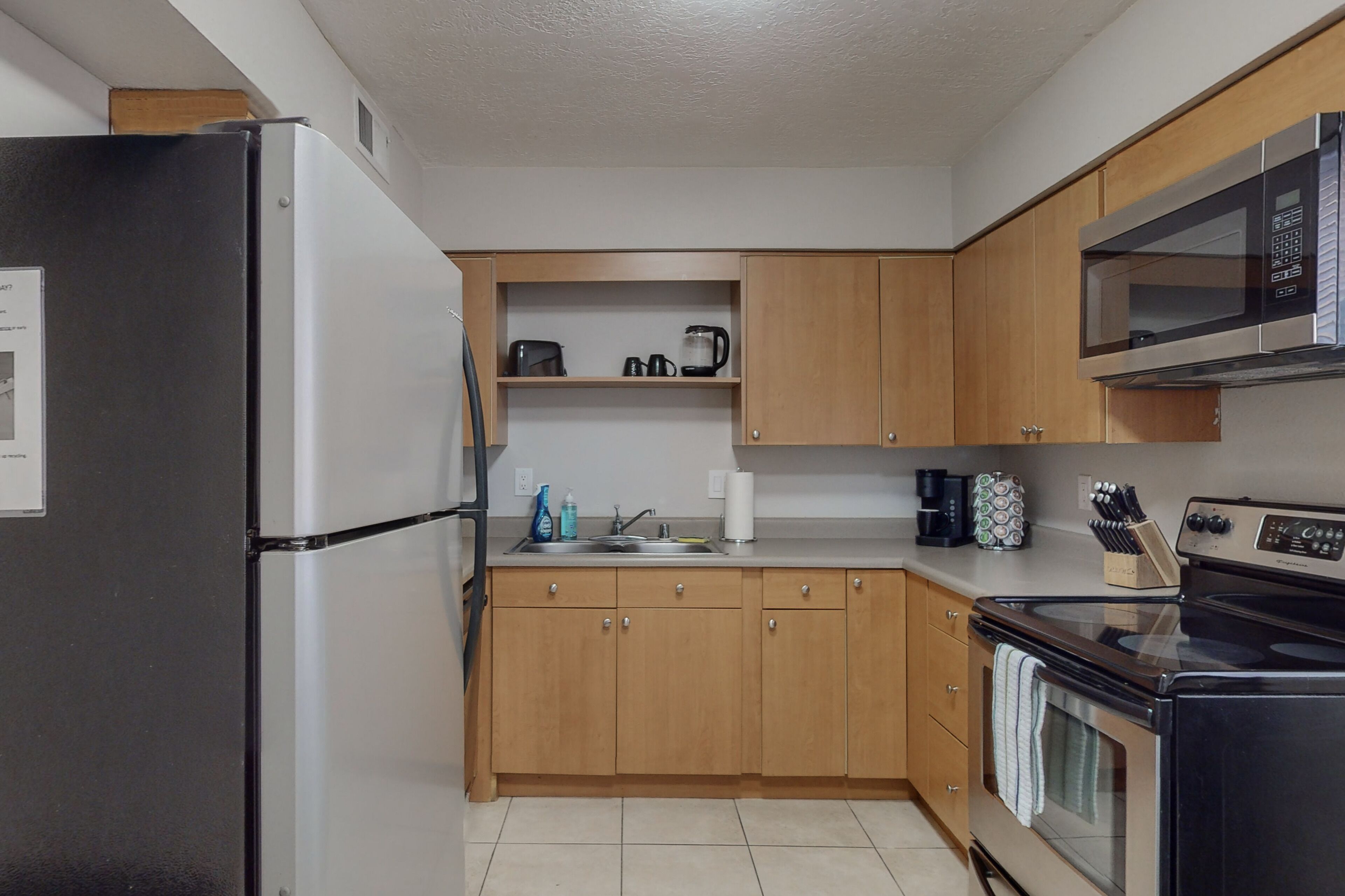 Refrigerador, microondas, horno y parrilla de estufa 