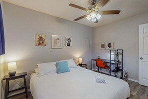 2 dormitorios, escritorio, tabla de planchar con plancha y Internet