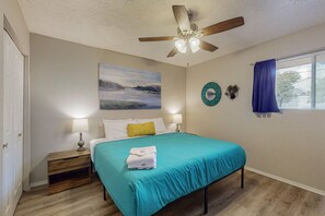 2 bedrooms, desk, iron/ironing board, internet - Gated Uptown Condo, 2bd/1ba, KING bed added (Albuquerque)