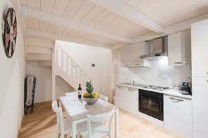 Loft Basic, 1 letto queen con divano letto | Cucina privata | Frigorifero, forno, piano cottura, seggiolone
