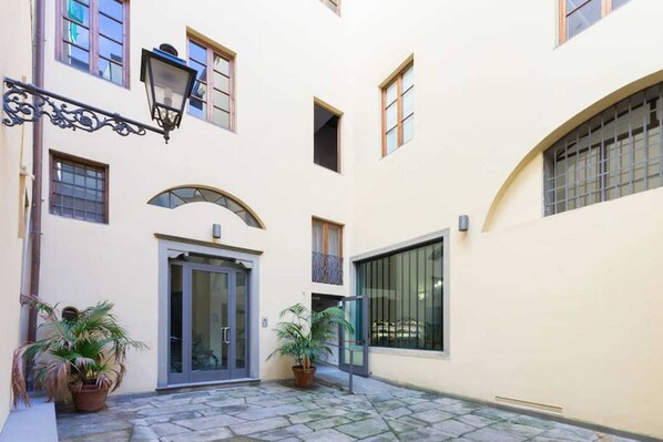 Gác cơ bản, 1 giường cỡ queen và sofa giường | Ngoại thất