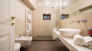 Loft, 1 grand lit et 1 canapé-lit | Salle de bain | Douche, sÚche-cheveux, savon, shampoing