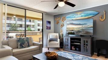 Condo, varias camas, lanai (White Sands Village #111) | Área de sala de estar | Televisión de pantalla plana de 50 pulgadas con canales digitales