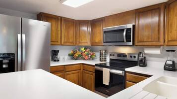 Condo, varias camas, lanai (White Sands Village #111) | Cocina privada | Refrigerador, microondas, horno y parrilla de estufa