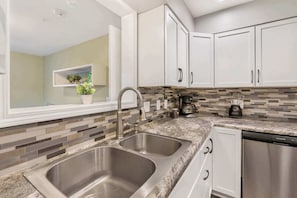 House, Multiple Beds, Patio, Garden View (Abby's Place) | Private kitchen | Coffee/tea maker