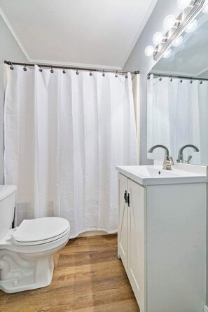 Rumah, Beberapa Tempat Tidur, patio, pemandangan kebun (Abby's Place) | Kamar mandi | Kombinasi shower/bathtub, perlengkapan mandi desainer, dan handuk