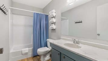 House, Multiple Beds, Patio, Garden View (Abby's Place) | Bathroom | Combined shower/tub, designer toiletries, towels, toilet paper