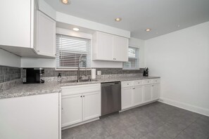 Condo, 2 Queen Beds, Balcony, Garden View | Private kitchen