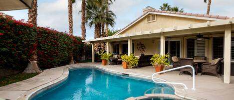 Piscine extérieure, parasols de plage, chaises longues