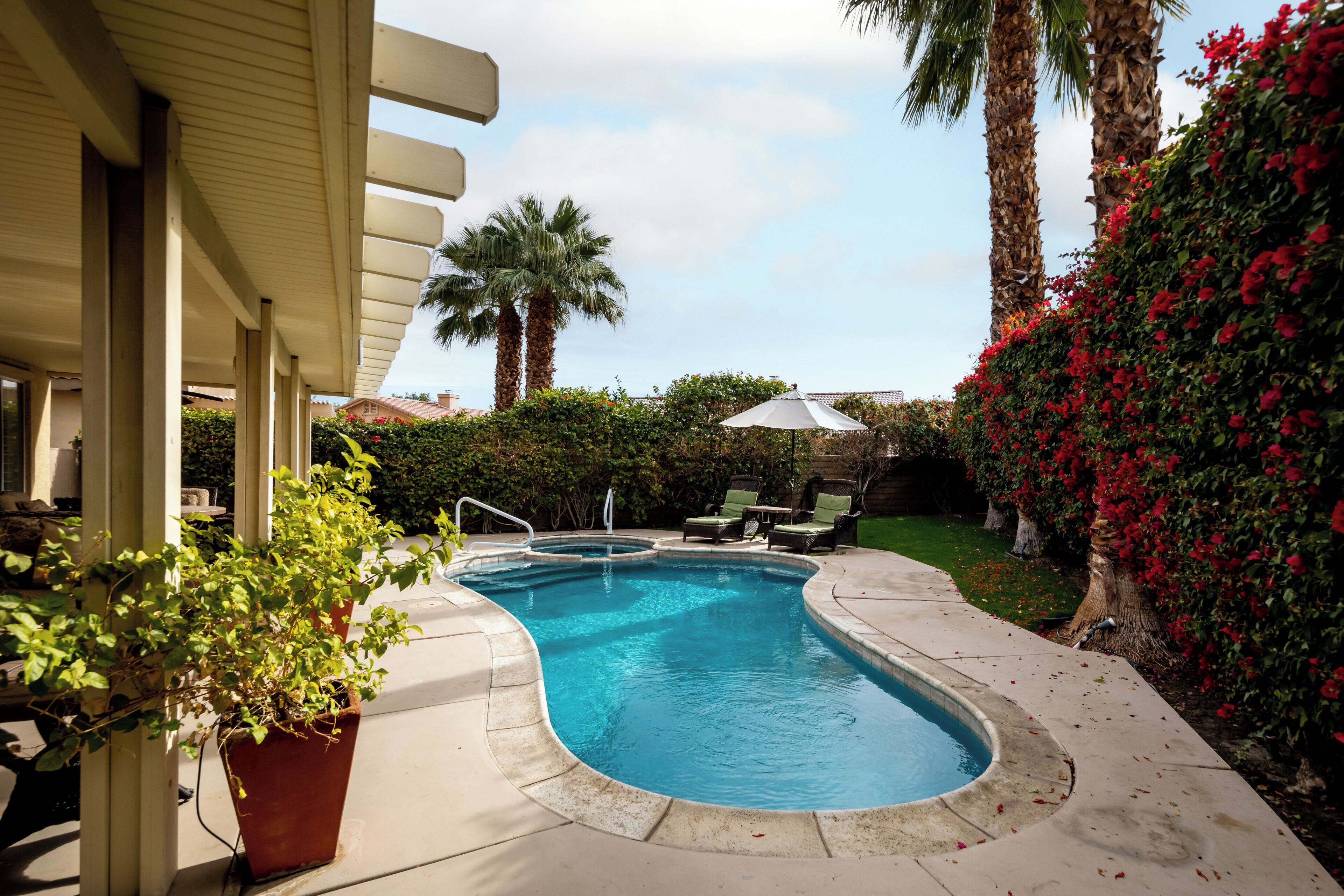 Outdoor pool, pool umbrellas, sun loungers