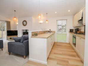 Fridge, dishwasher, cookware/dishes/utensils