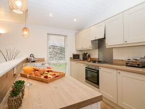 Fridge, dishwasher, cookware/dishes/utensils - Hollytree Lodge (Windermere)