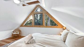 House, 2 Queen Beds, Fireplace, Mountain View (Augie's Log Cabin) | 2 bedrooms, individually decorated, individually furnished, desk