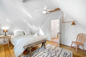 Ferienhaus, 2 Queen-Betten, Kamin, Bergblick (Augie's Log Cabin) | 2 Schlafzimmer, individuell dekoriert, individuell eingerichtet