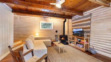 House, 2 Queen Beds, Fireplace, Mountain View (Augie's Log Cabin) | Living area | 40-inch flat-screen TV with digital channels, fireplace