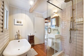 Ferienhaus, 2 Queen-Betten, Kamin, Bergblick (Augie's Log Cabin) | Badezimmer | Badewanne und Dusche (separat), Haartrockner, Handtücher