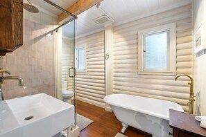 Ferienhaus, 2 Queen-Betten, Kamin, Bergblick (Augie's Log Cabin) | Badezimmer | Badewanne und Dusche (separat), Haartrockner, Handtücher