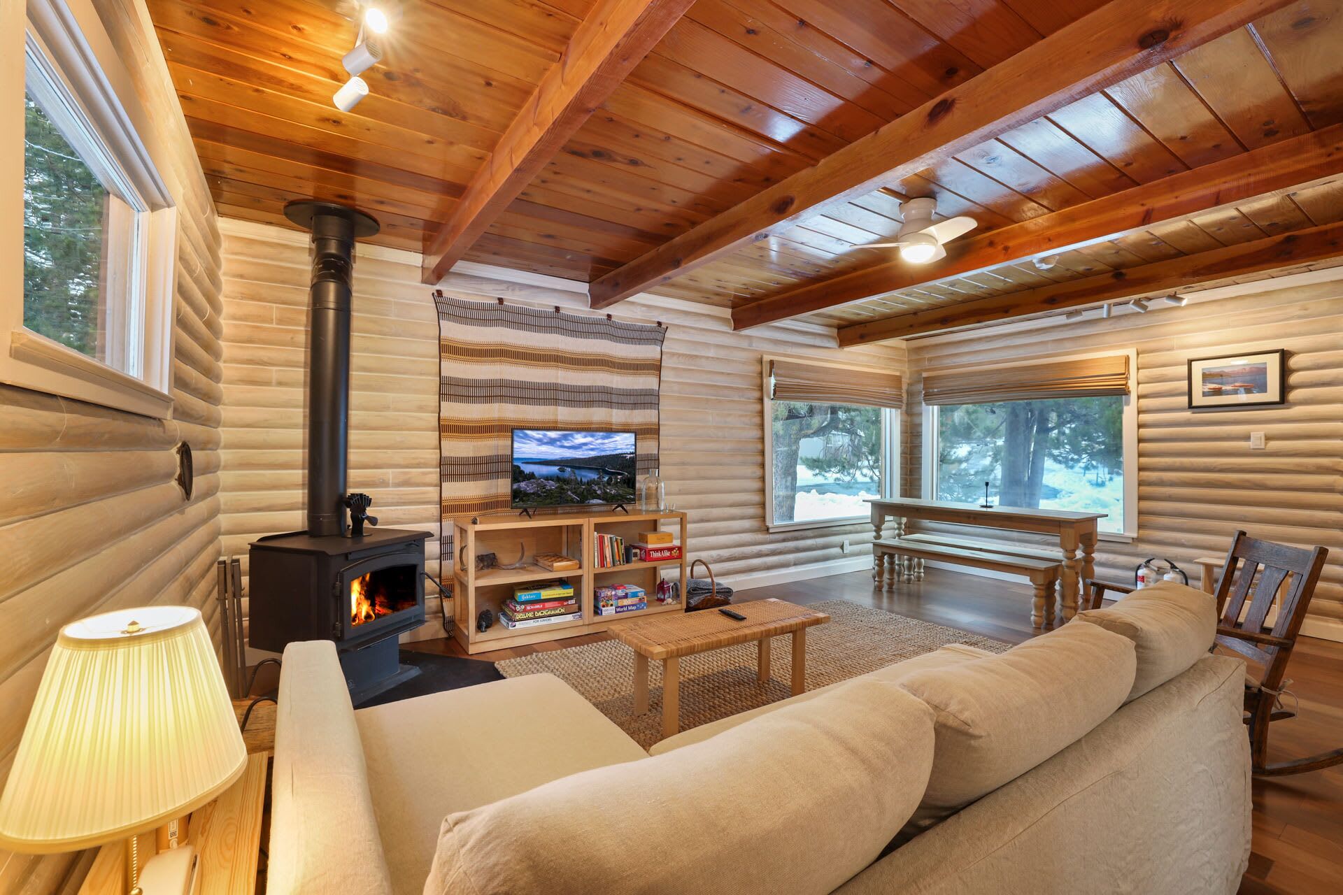 Casa, 2 camas Queen size, chimenea, vista a la montaña (Augie's Log Cabin) | Área de sala de estar | Televisión de pantalla plana de 40 pulgadas con canales digitales 