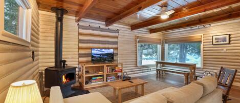 Rumah, 2 Tempat Tidur Queen, perapian, pemandangan gunung (Augie's Log Cabin) | Area keluarga | Televisi layar datar 40-inci dengan saluran TV digital dan perapian