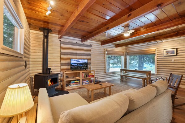 Maison, 2 grands lits, foyer, vue sur la montagne (Augie's Log Cabin) | Aire de séjour | Téléviseur à écran plat de 40 po avec télévision numérique, foyer